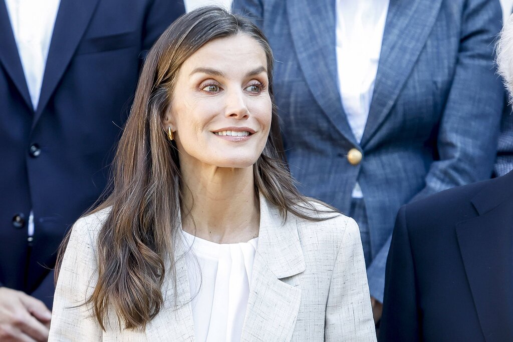 La reine Letizia d’Espagne choisit aussi un tailleur et des ballerines de la marque Sézane La reine Letizia d’Espagne choisit aussi un tailleur et des ballerines de la marque Sézane