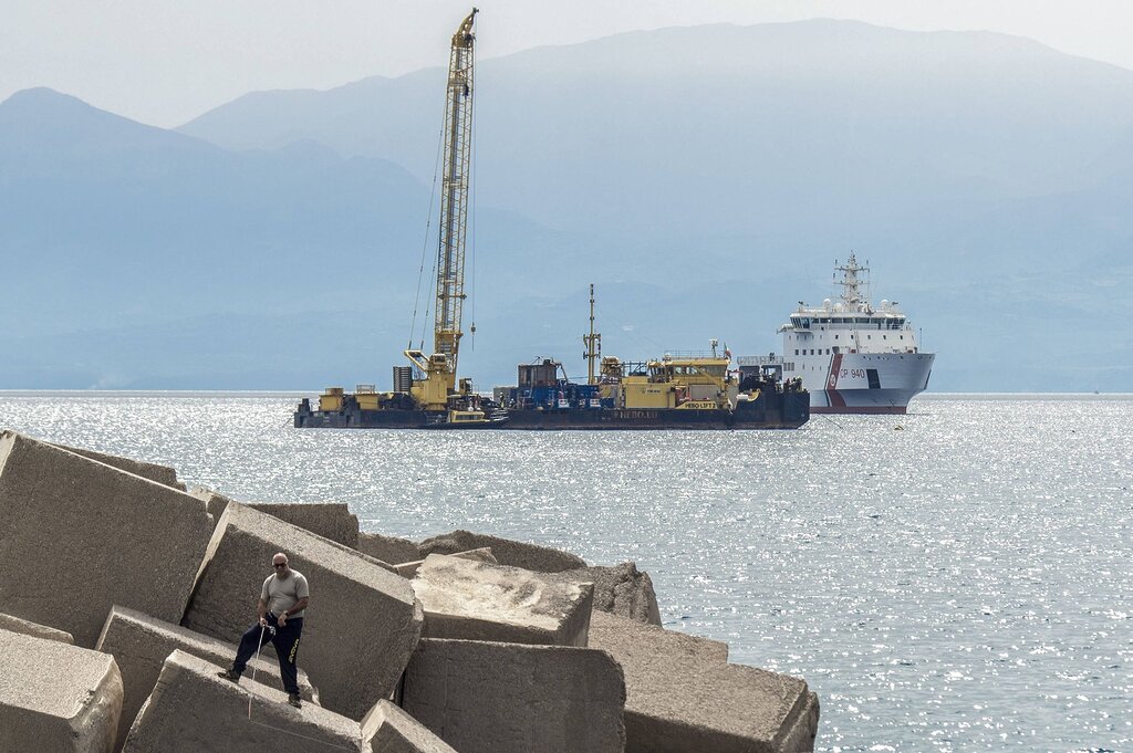 Les opérations pour retirer le super-yacht de Mike Lych de la mer ont débuté