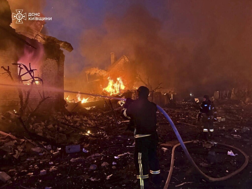 La Russie attaque massivement l’Ukraine avec drones et missiles, causant au moins 12 victimes