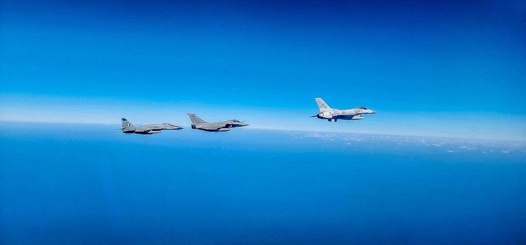 Cent vingt-cinq avions prennent part à l’un des plus grands combats aériens de l’histoire Cent vingt-cinq avions prennent part à l’un des plus grands combats aériens de l’histoire