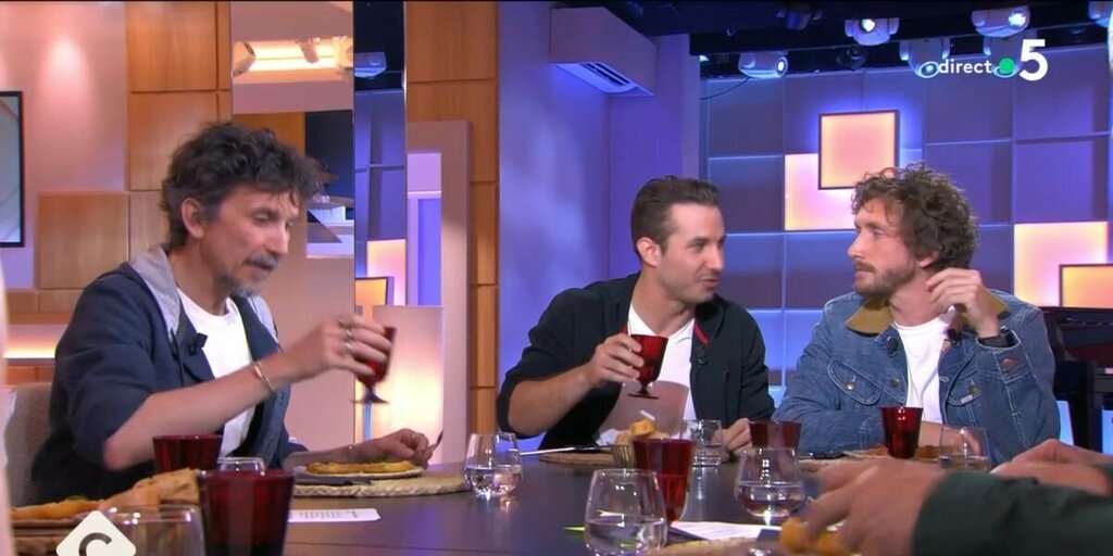 Jérémy Ferrari critique Anne-Elisabeth Lemoine pour avoir proposé de l’alcool dans C à vous Jérémy Ferrari critique Anne-Elisabeth Lemoine pour avoir proposé de l’alcool dans C à vous