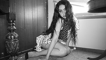 Charli XCX révèle le clip officiel de sa chanson « Party 4 U »