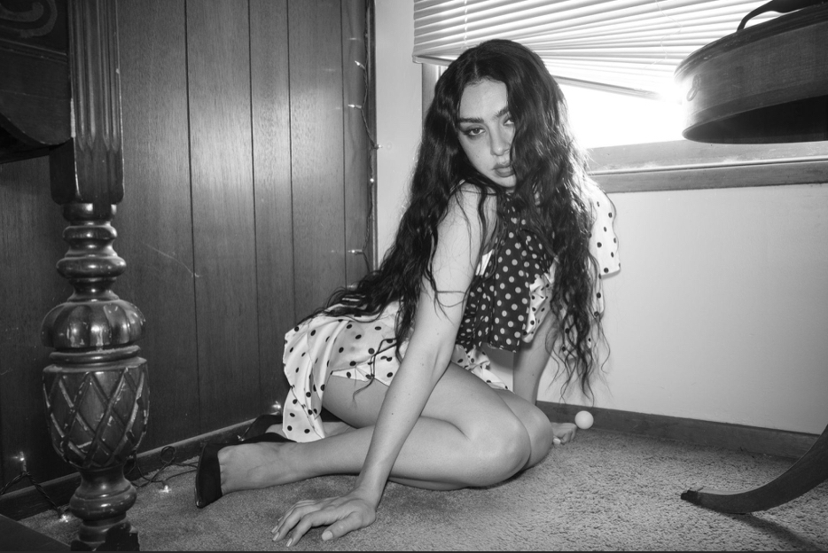 Charli XCX révèle le clip officiel de sa chanson « Party 4 U » Charli XCX révèle le clip officiel de sa chanson « Party 4 U »