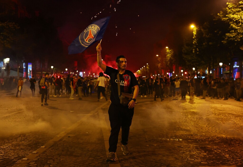 Bien que quelques incidents soient survenus, la fête se poursuit sur les Champs-Élysées et à Paris