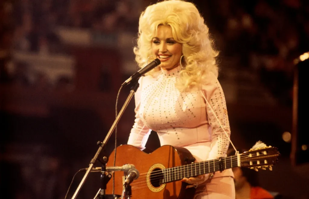 Dolly Parton : « Toute autre femme aurait étranglé son mari si elle l’avait épousé »