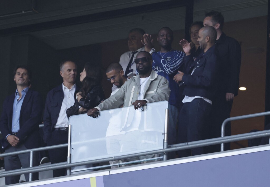 Tony Parker, Gims et Patrick Bruel célèbrent avec enthousiasme la victoire du PSG en tribunes