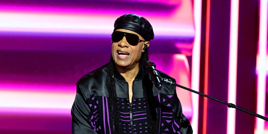 Stevie Wonder répond aux accusations de simuler sa cécité : ‘Une bénédiction’