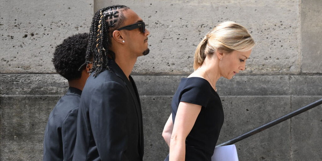 Hommage à Thierry Ardisson : Audrey Crespo-Mara, les enfants de l’animateur, Brigitte Macron et Patrick Timsit aux obsèques Hommage à Thierry Ardisson : Audrey Crespo-Mara, les enfants de l’animateur, Brigitte Macron et Patrick Timsit aux obsèques