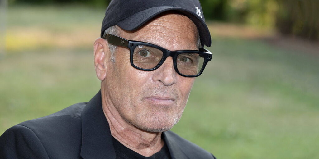 Laurent Baffie fait une blague émouvante lors des obsèques de Thierry Ardisson devant le cercueil Laurent Baffie fait une blague émouvante lors des obsèques de Thierry Ardisson devant le cercueil