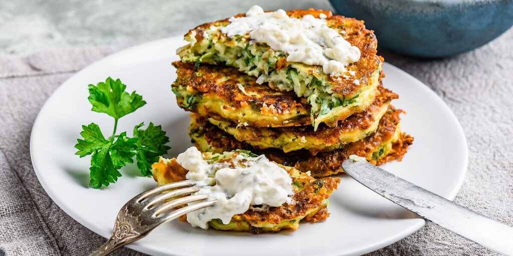 Galettes moelleuses à la courgette et feta : Recette grecque facile à réaliser