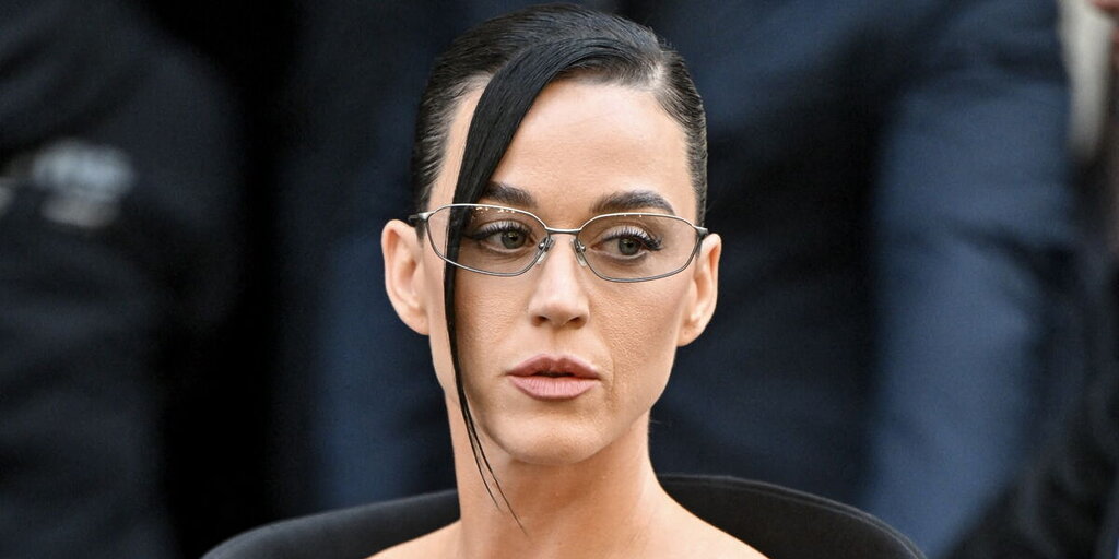 Katy Perry manque de chuter en plein concert : des images impressionnantes affolent la Toile