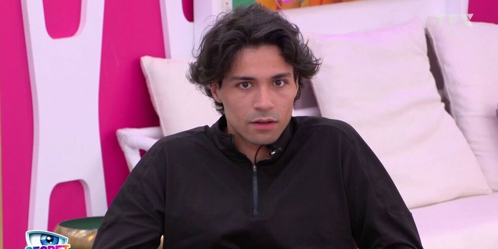 Secret Story 2025 : Mayer annonce son départ volontaire, la production crée le buzz Secret Story 2025 : Mayer annonce son départ volontaire, la production crée le buzz