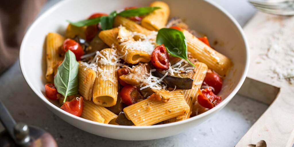 Recette traditionnelle des Pasta alla Norma : Pâtes siciliennes aux aubergines et sauce tomate Recette traditionnelle des Pasta alla Norma : Pâtes siciliennes aux aubergines et sauce tomate
