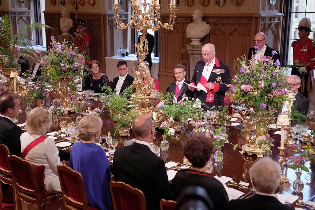 Découvrez les détails du banquet au château de Windsor : vaisselle en vermeil, fleurs de saison et menu franco-britannique