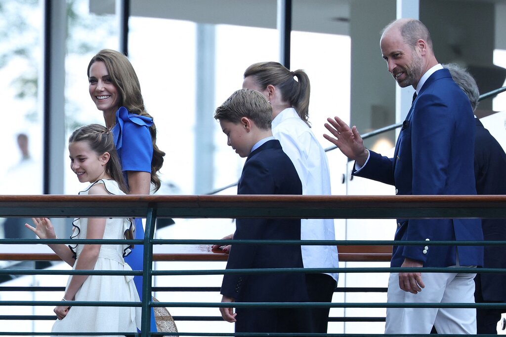 Charlotte et George rayonnent dans leurs élégantes tenues