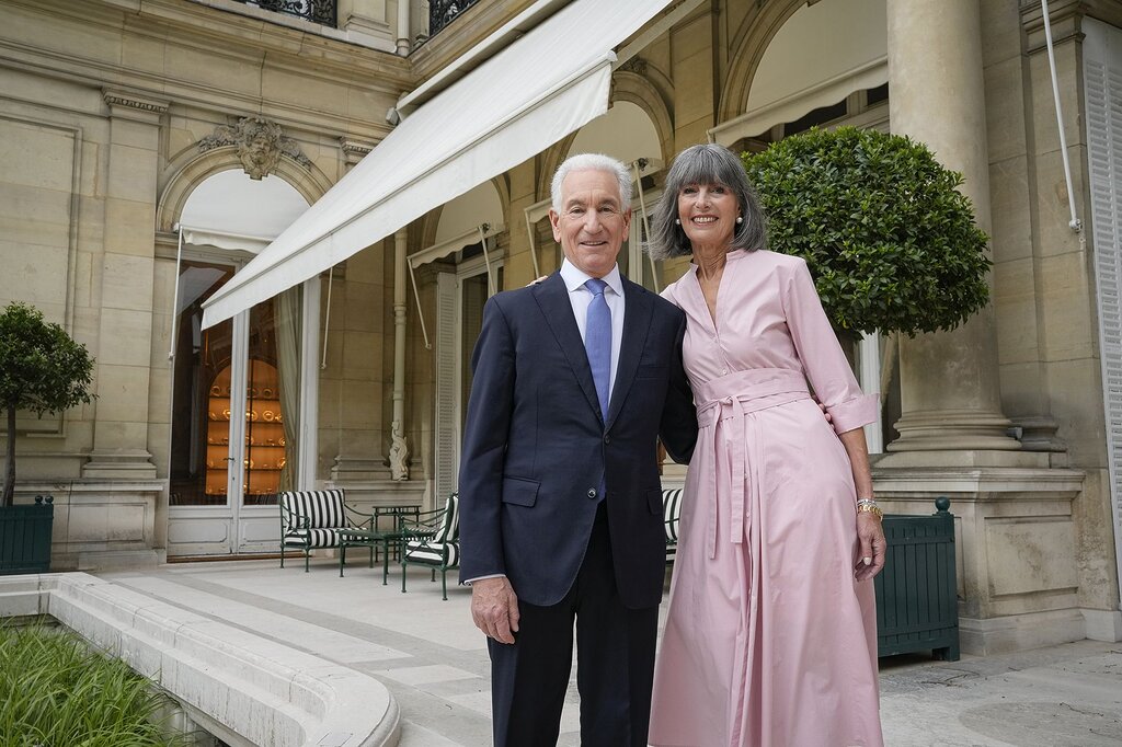 Charles et Seryl Kushner nous reçoivent à l’ambassade des États-Unis située en France