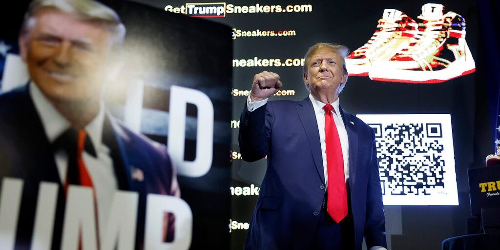 Trump vend des parfums, baskets et Bibles durant sa présidence. Explorons ses produits Trump vend des parfums, baskets et Bibles durant sa présidence. Explorons ses produits