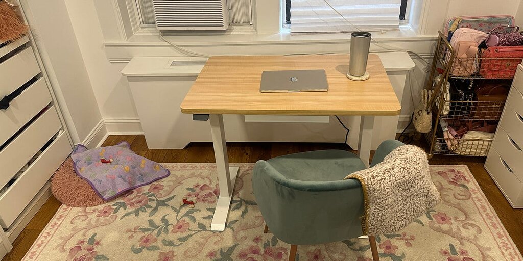 Ce bureau debout gain de place est idéal pour aménager mon petit studio à NYC en télétravail