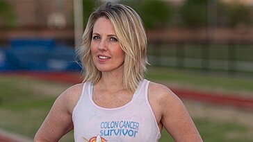 Pendant des années, une coach sportive a cru souffrir d’IBS et de symptômes hémorroïdaires, avant de découvrir un cancer du côlon à 40 ans