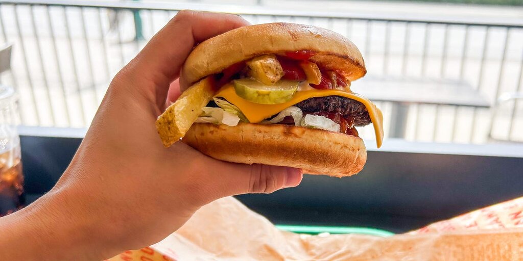 J’ai essayé trois chaînes de fast-food au Canada, absentes aux États-Unis : voici leur classement