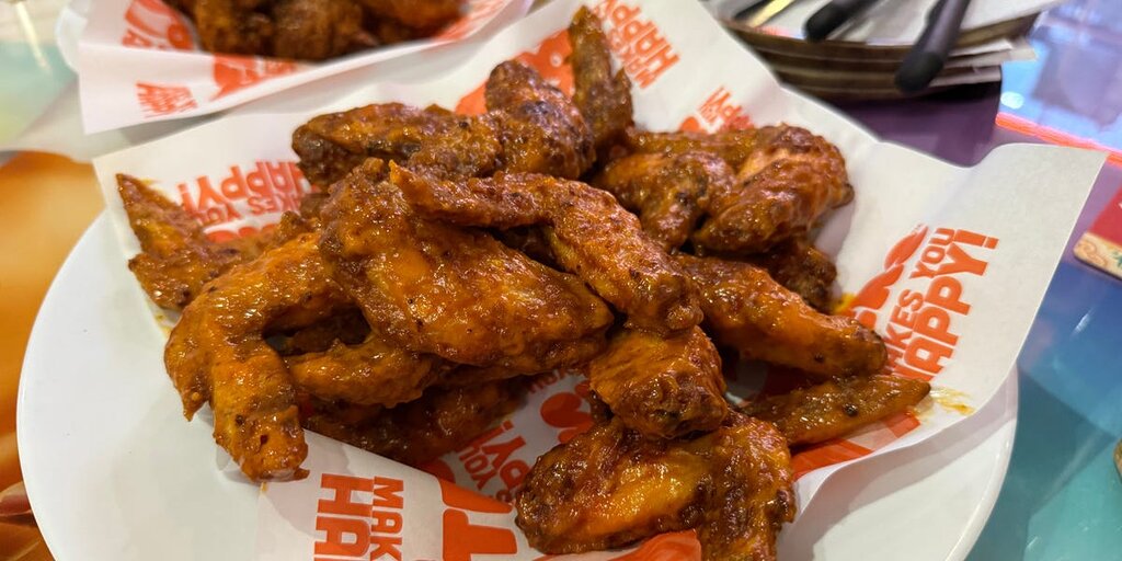 J’ai visité Hooters au Royaume-Uni. La bière était fraîche, les ailes croustillantes, mais l’ambiance familiale m’a surpris.