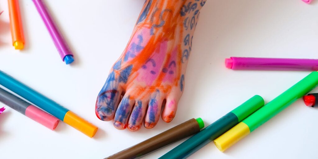 J’ai arrêté d’interdire à mes enfants de dessiner sur leur peau avec des feutres et je les y encourage parfois J’ai arrêté d’interdire à mes enfants de dessiner sur leur peau avec des feutres et je les y encourage parfois