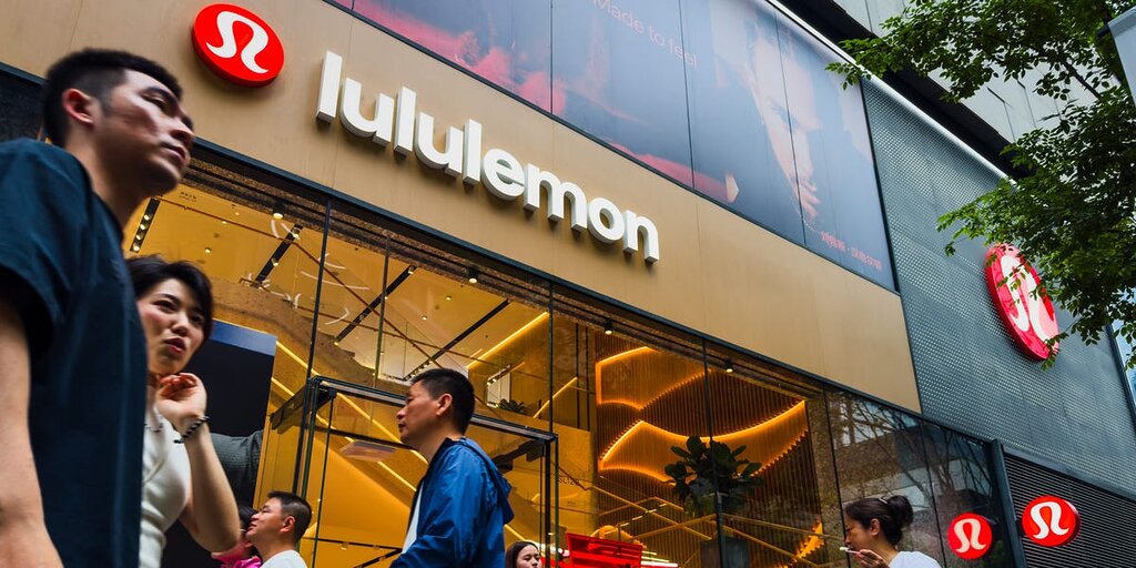 Les analystes de Jefferies soulignent que Lululemon fait face à plusieurs problèmes : palettes colorées, logos excessifs et pression sur les ventes