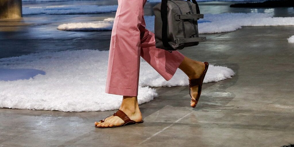 Prada reconsidère sa volonté de vendre une version des célèbres sandales en cuir indiennes suite à des critiques Prada reconsidère sa volonté de vendre une version des célèbres sandales en cuir indiennes suite à des critiques