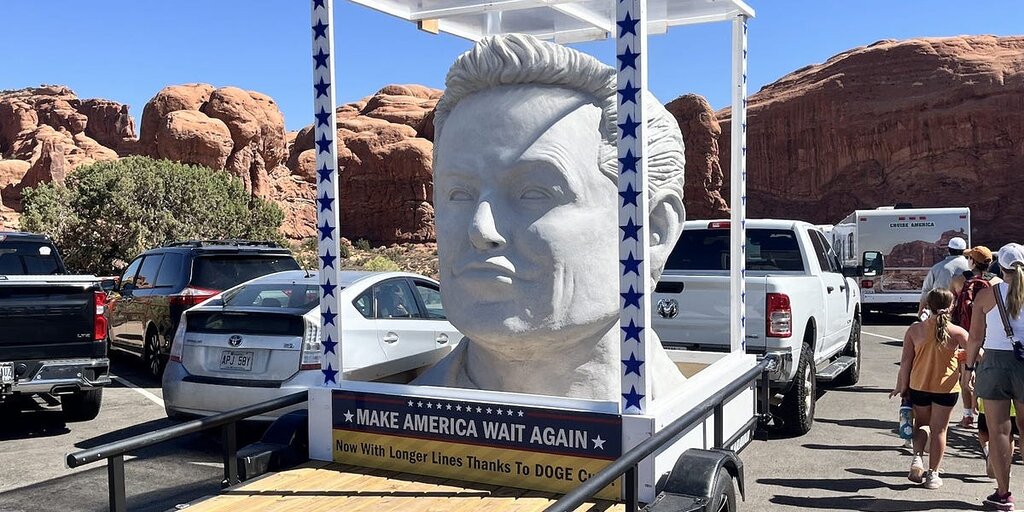 Une énorme sculpture d’Elon Musk a été aperçue dans un parc national de l’Utah, accompagnée d’une affiche sur les réductions DOGE Une énorme sculpture d’Elon Musk a été aperçue dans un parc national de l’Utah, accompagnée d’une affiche sur les réductions DOGE