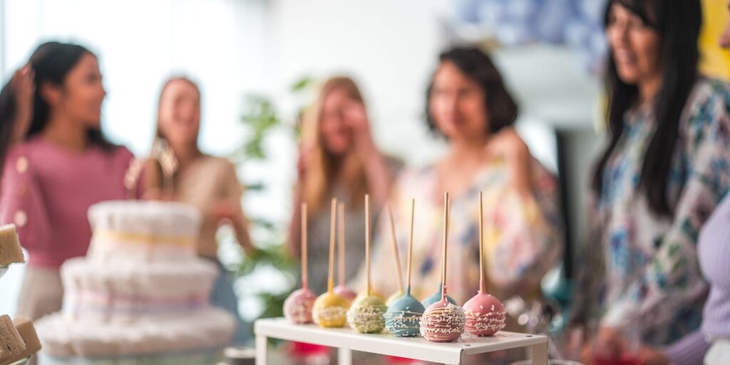 Lorsque ma fille et ma belle-fille m’ont demandé d’organiser leurs baby showers, j’étais ravie. Être grand-mère est un privilège.