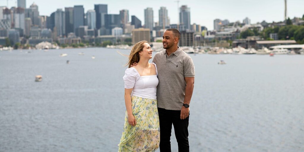 Un couple millénaire vit sans loyer depuis 10 ans grâce au house hacking, ce qui leur permet de réaliser leur maison idéale