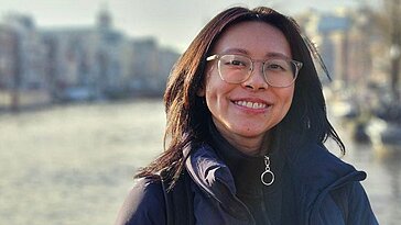 Hésitant entre Amsterdam et les États-Unis pour ses études supérieures, elle a établi une liste des avantages et inconvénients