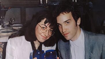 J’ai travaillé de nuit en discutant avec un homme au Royaume-Uni. Il a pris l’avion pour me rencontrer, et cela fait 27 ans que nous sommes ensemble.