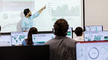 J’ai été admis à UC Berkeley avec une bourse complète, mais le coût du déménagement en Californie était trop élevé. J’ai refusé l’offre.