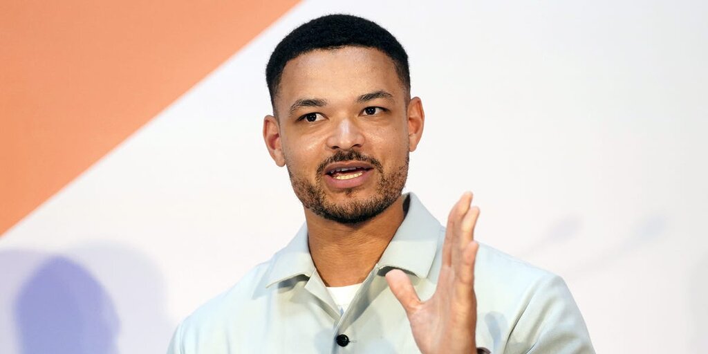 Steven Bartlett, vedette de ‘The Diary of a CEO’, crée des podcasts avec une version virtuelle de lui-même grâce à l’IA Steven Bartlett, vedette de ‘The Diary of a CEO’, crée des podcasts avec une version virtuelle de lui-même grâce à l’IA