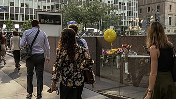Retour au bureau pour les travailleurs de NYC, un jour après une fusillade qui a secoué la ville