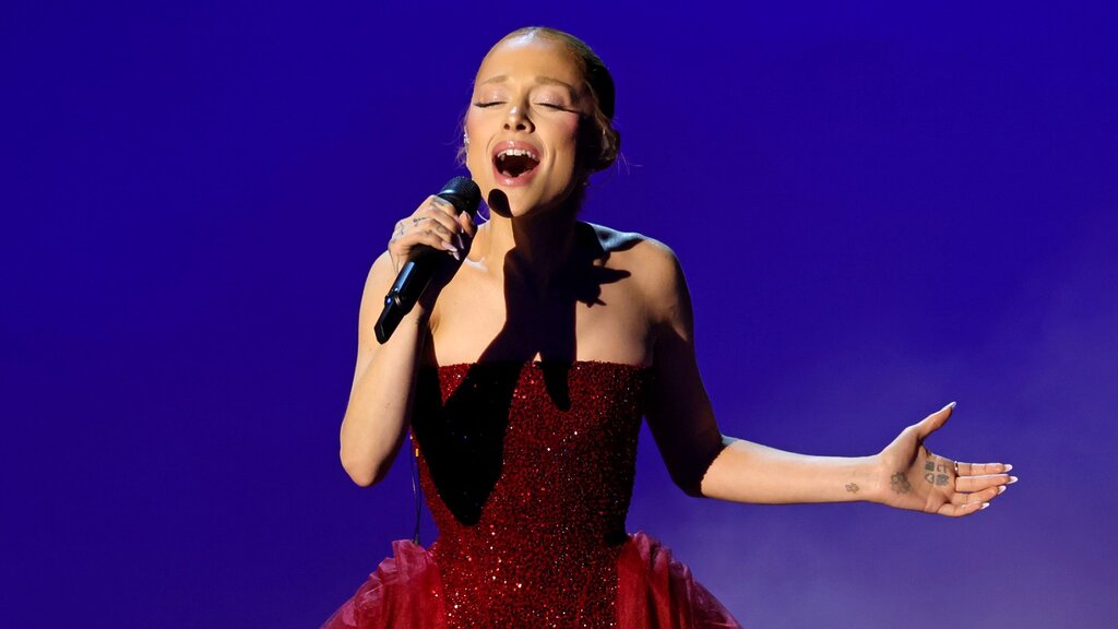 Ariana Grande suscite des rumeurs sur une possible performance live et assure qu’elle ne compte pas abandonner la musique