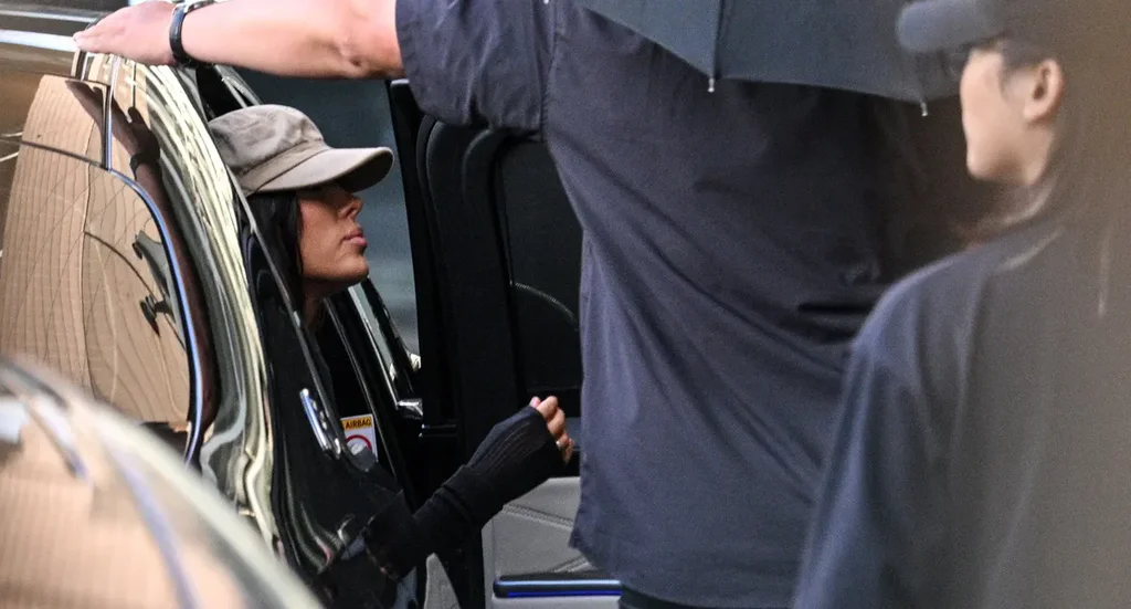 Bianca Censori : Look de Voyage Décontracté et Classique Qui Surprend Ses Fans Bianca Censori : Look de Voyage Décontracté et Classique Qui Surprend Ses Fans