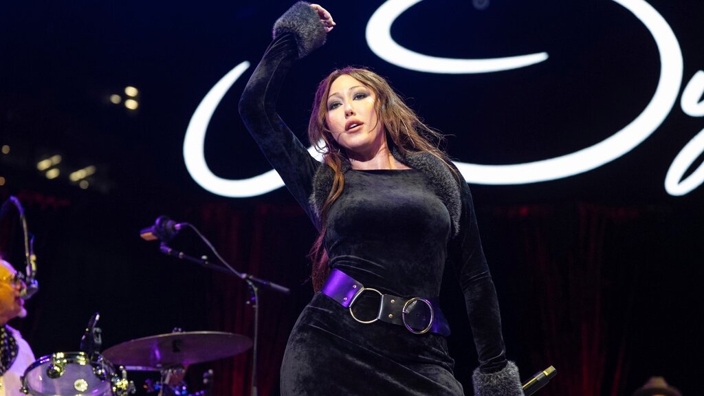 Noah Cyrus aborde courageusement les conflits familiaux dans son nouvel album country