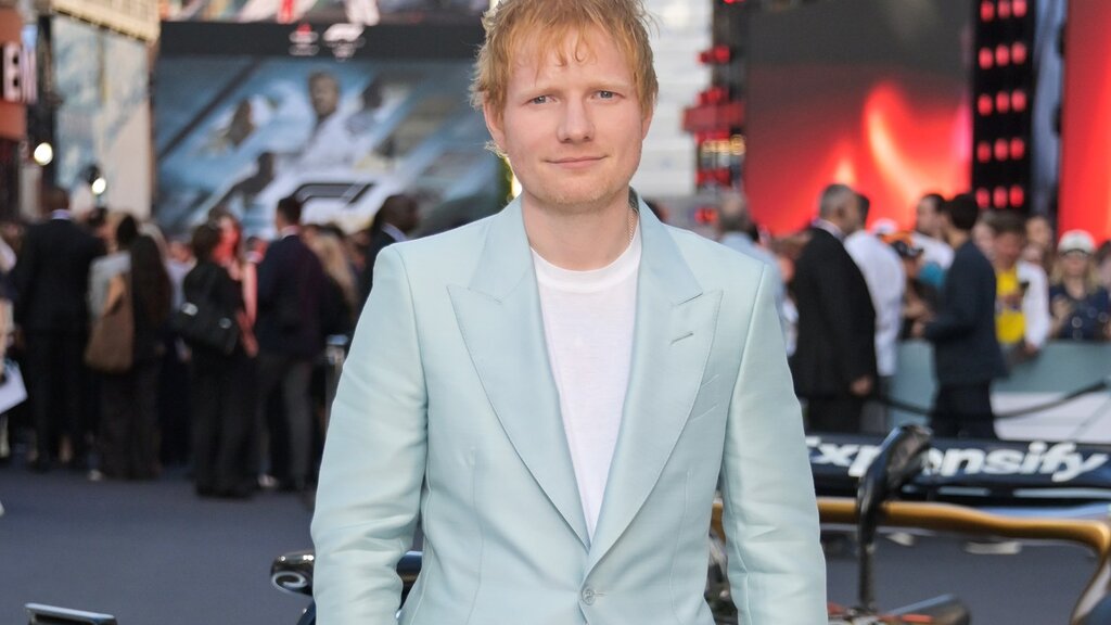 Ed Sheeran expose ses peintures « Cosmic Carpark » à Londres pour les vendre