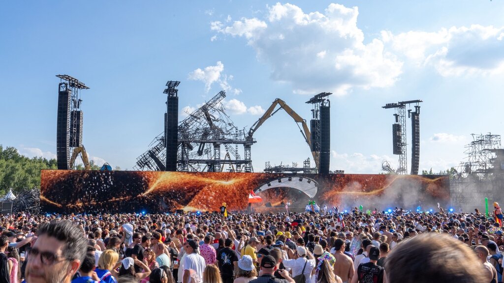 Tomorrowland en Belgique sauvé par Metallica après qu’un incendie ait ravagé une scène