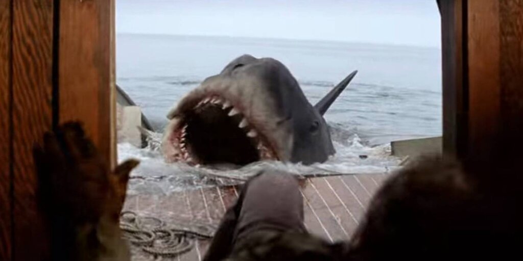 Jaws : Pourquoi Spielberg a dû insister pour un dénouement explosif et pourquoi il avait raison Jaws : Pourquoi Spielberg a dû insister pour un dénouement explosif et pourquoi il avait raison