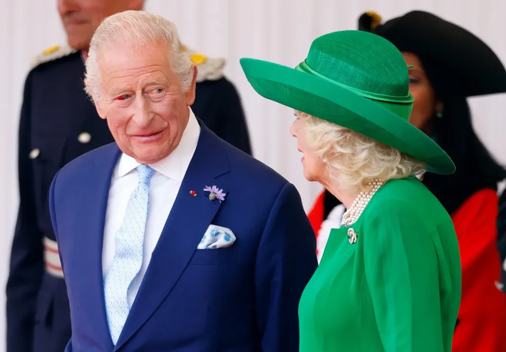 Camilla inquiète : qu’a révélé le lecteur labial sur l’œil du roi Charles lors de la visite de Macron