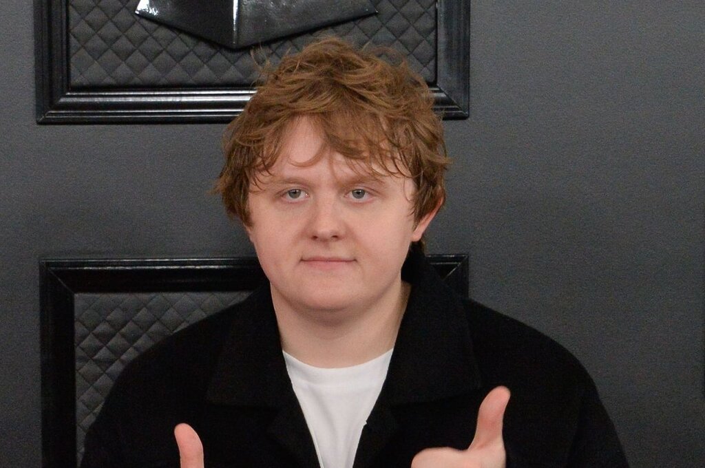Lewis Capaldi : Performance et Retour à Glastonbury sur ‘Tonight’ – Regardez Lewis Capaldi : Performance et Retour à Glastonbury sur ‘Tonight’ – Regardez