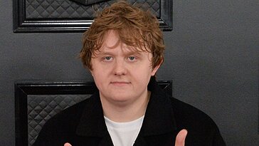 Lewis Capaldi : Performance et Retour à Glastonbury sur ‘Tonight’ – Regardez