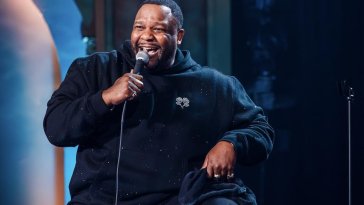 Nate Jackson Met l’Audience à l’Épreuve dans « Super Funny »