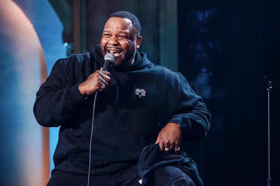Nate Jackson Met l’Audience à l’Épreuve dans « Super Funny »