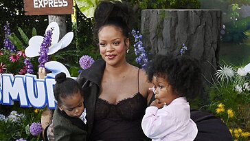 Rihanna Assiste à la Première des ‘Schtroumpfs’ avec Ses Fils RZA et Riot