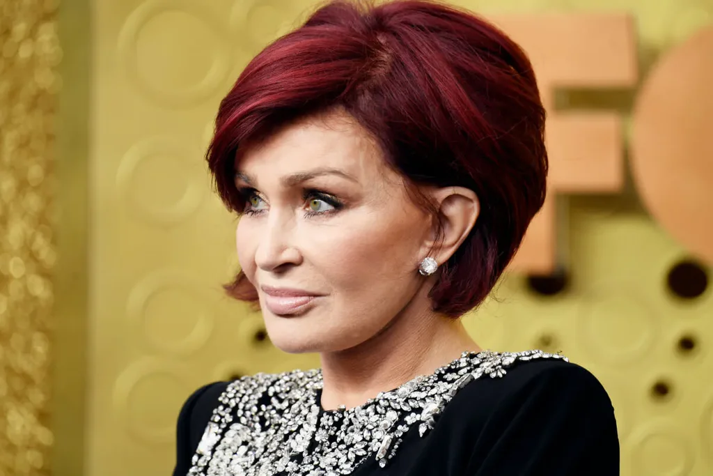 Apparition Publique de Sharon Osbourne : Sa ‘Triste Dépression Intense’ Décryptée par un Expert du Langage Corporel Depuis la Mort d’Ozzy Osbourne