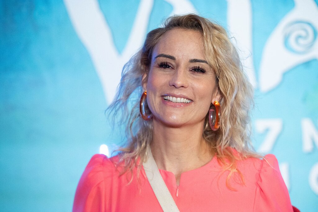 Sa fille met l’une de ses robes de Miss France pour son bal de promo Sa fille met l’une de ses robes de Miss France pour son bal de promo